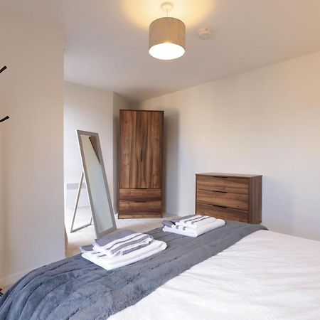 Southbank Leeds Apartment. New! With Free Parking Buitenkant foto