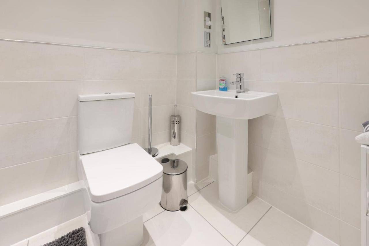 Southbank Leeds Apartment. New! With Free Parking Buitenkant foto