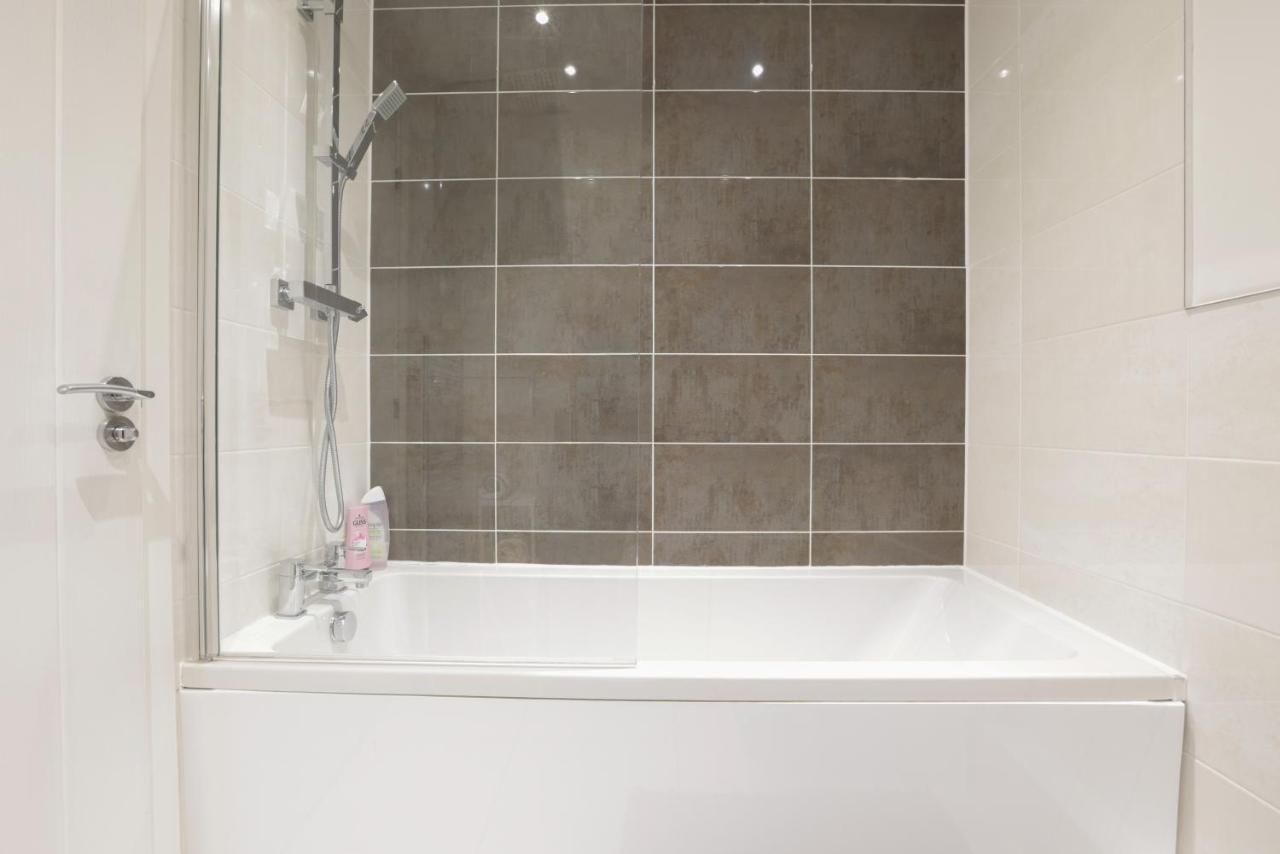 Southbank Leeds Apartment. New! With Free Parking Buitenkant foto
