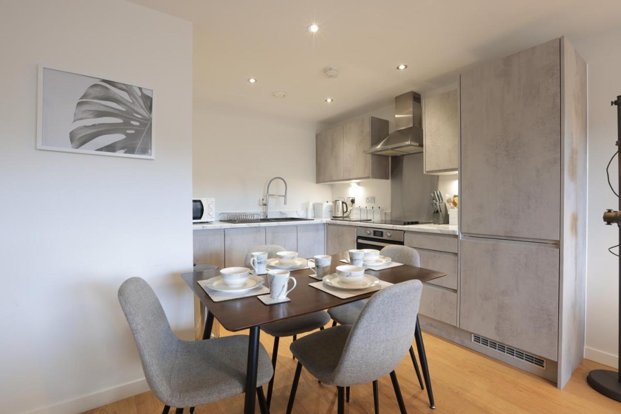 Southbank Leeds Apartment. New! With Free Parking Buitenkant foto