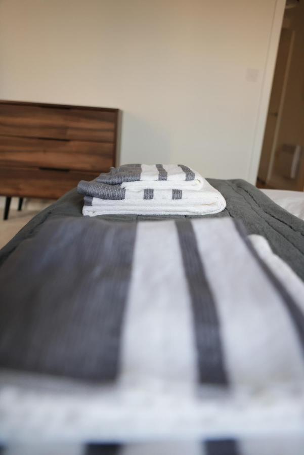 Southbank Leeds Apartment. New! With Free Parking Buitenkant foto
